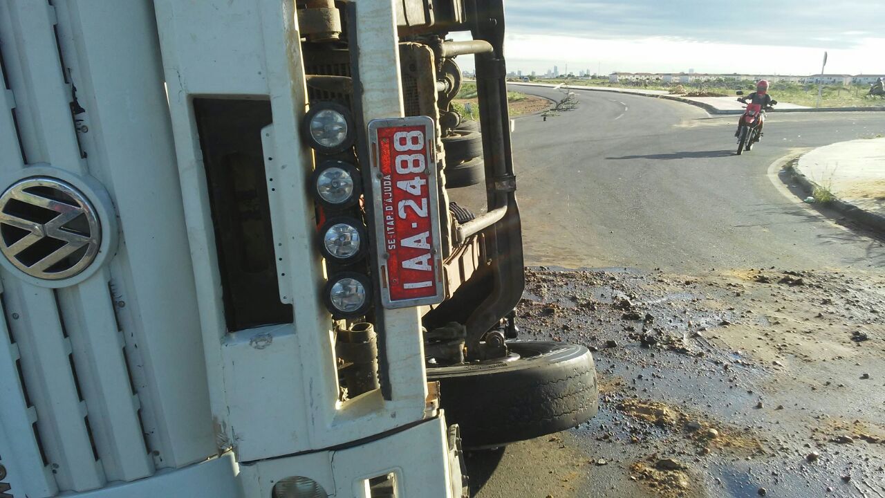 Caminhão carregado de ferro velho tomba na BA 210 em Juazeiro Blog do