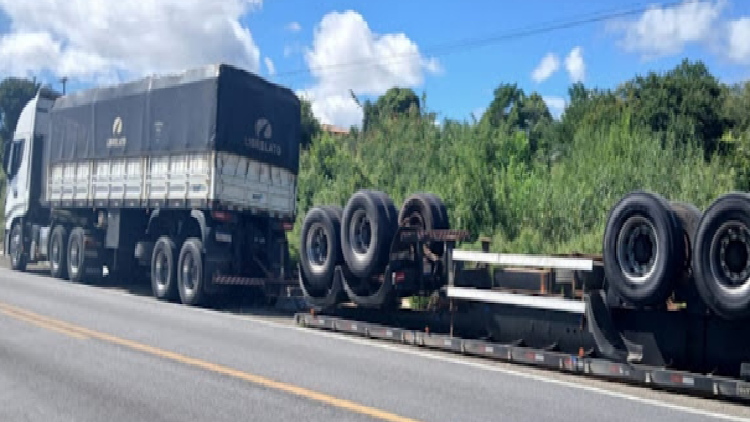 Vagão de carreta que transportava farinha de trigo tomba na BR 407 em