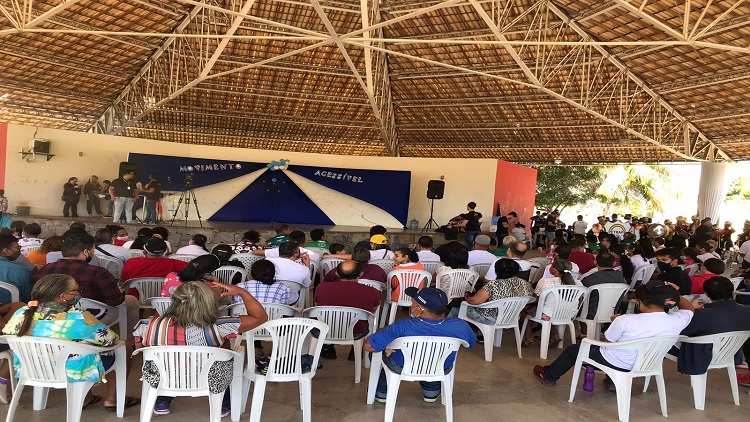 Pessoas sentadas acompanham palestra no Parque Municipal Josepha Coelho