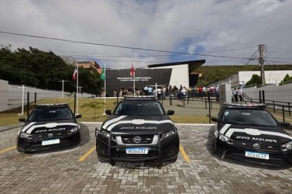 Três viaturas da polícia estacionados em frente a um prédio em Campo Formoso