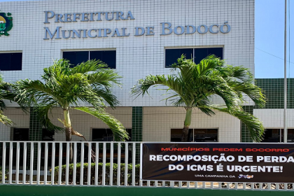 Fachada da Prefeitura de Bodocó com uma faixa preta, cobrando recomposição no FPM.