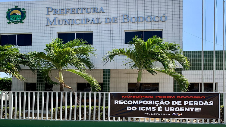 Fachada da Prefeitura de Bodocó com uma faixa preta, cobrando recomposição no FPM.
