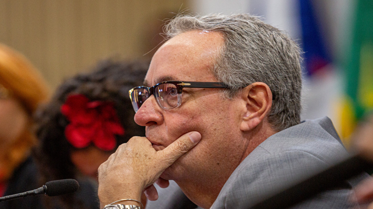 Presidente da Alepe defende envio de projetos do Executivo à Procuradoria após críticas de governistas