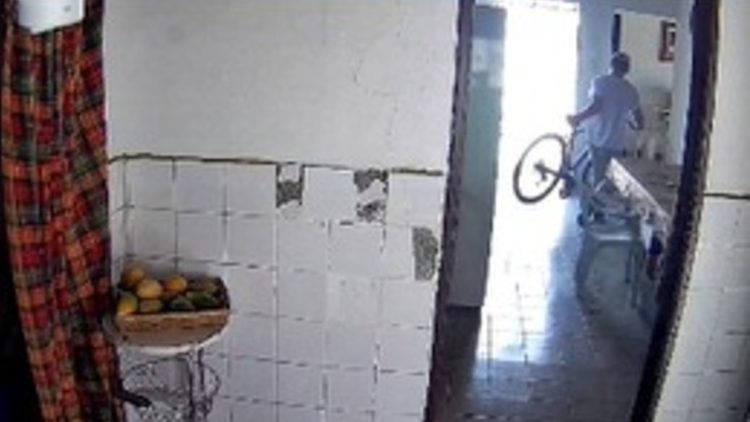 Homem é flagrado por câmeras furtando bicicleta em pensionato no Centro de Petrolina